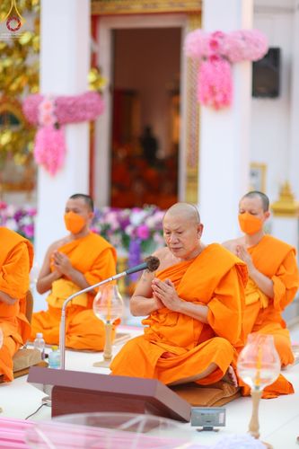 ภาพ No.71874:พิธีจุดประทีปถวายเป็นพุทธบูชา และบูชาธรรมมหาปูชนียาจารย์ ในโครงการธรรมยาตรากตัญญูบูชา มหาปูชนียาจารย์ พระมงคลเทพมุนี(สด จนฺทสโร) พระผู้ปราบมาร ปีที่ 11 ณ อนุสรณ์สถานลำดับที่ 3 สถานที่เกิดใหม่ในเพศสมณะ วัดสองพี่น้อง อ.สองพี่น้อง จ.สุพรรณบุรี วันที่ 17 มกร