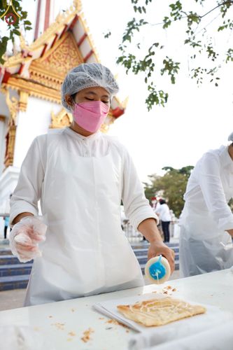 ภาพ No.72150:พิธีถวายภัตตาหารเป็นสังฆทาน แด่คณะพระธรรมยาตราฯ ในโครงการธรรมยาตรากตัญญูบูชา มหาปูชนียาจารย์ พระมงคลเทพมุนี(สด จนฺทสโร) พระผู้ปราบมาร อนุสรณ์สถาน 7 แห่ง ปีที่ 11 วันที่ 18 มกราคม พ.ศ. 2566