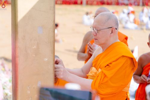 ภาพ No.331677:วันพุธที่ ๓ มิถุนายน พ.ศ.๒๕๖๙ พิธีทอดผ้าป่า ปฏิบัติธรรมกลั่นแผ่นดิน พิธีโปรยรัตนชาติ  และ พิธีตอกเสาเข็ม มงคลต้นแรก สถาปนา "องค์พระเจดีย์เพื่อสร้างสันติภาพโลก"  องค์แรก ครั้งแรกของลำปาง ประตูสู่ภาคเหนือ  ณ ศูนย์ปฏิบัติธรรมเถินเทิดธรรม อ.เถิน จ.ลำปาง