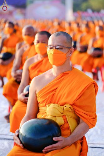 ภาพ No.70528:พิธีตักบาตรพระธรรมยาตราฯ ในโครงการธรรมยาตรากตัญญูบูชา มหาปูชนียาจารย์ พระมงคลเทพมุนี(สด จนฺทสโร) พระผู้ปราบมาร ปีที่ 11 ณ อนุสรณ์สถานลำดับที่ 2 สถานที่ตั้งมโนปณิธานบวชตลอดชีวิต อนุสรณ์สถานคลองบางนางแท่น อ.สามพราน จ.นครปฐม วันที่ 14 มกราคม พ.ศ. 2566