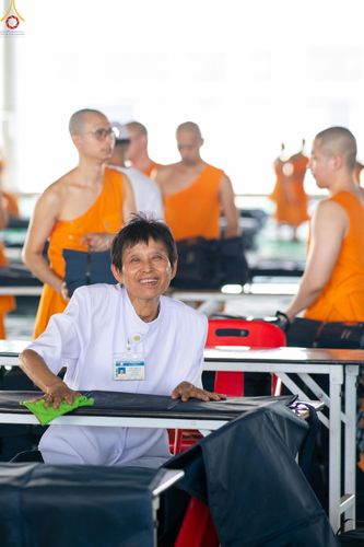 ภาพ No.322408:วันที่ 16 เมษายน พ.ศ.2569 การจัดเตรียมเบาะรองนอน เช็ดทำความสะอาด  เพื่องานถวายมหาสังฆทาน 40,000 กว่าวัดทั่วประเทศ วันคุ้มครองโลก 22 เมษายน พ.ศ.2569 วัดพระธรรมกาย