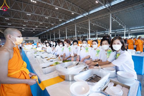 ภาพ No.105417:พิธีถวายภัตตาหารเป็นสังฆทาน แด่คณะพระธรรมยาตราฯ ในโครงการธรรมยาตรากตัญญูบูชา มหาปูชนียาจารย์ พระมงคลเทพมุนี(สด จนฺทสโร) พระผู้ปราบมาร อนุสรณ์สถาน 7 แห่ง ปีที่ 12 วันที่ 2 มกราคม พ.ศ. 2567 ณ สภาธรรมกายสากล วัดพระธรรมกาย