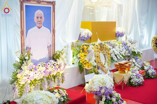 ภาพ No.315847:วันพฤหัสบดีที่ 26 มีนาคม พ.ศ. 2569 พิธีบำเพ็ญกุศล คุณพ่อณรงค์ จินตมากุล  สิริอายุ 99 ปี 11 เดือน โยมบิดา พระครูปลัดรัตนวีรวัฒน์ (รังสฤษดิ์ อิทฺธิจินตโก) ที่ปรึกษาเจ้าคณะจังหวัดปทุมธานี เจ้าอาวาสวัดพระธรรมกาย  ณ ห้องปลูกศรัทธา 2 วัดพระธรรมกาย ปทุมธานี