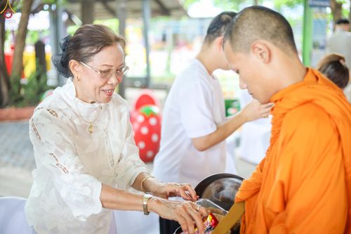 ภาพ No.333664:วันพฤหัสบดี ที่ 11 มิถุนายน พ.ศ.2569 โครงการตักบาตรปลื้มใจ" เนื่องในวันไหว้ครู  ณ โรงเรียนธนสิทธิ์อนุสรณ์ อ.บางพลี จ.สมุทรปราการ