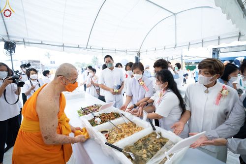 ภาพ No.69994:พิธีถวายภัตตาหารเป็นสังฆทาน แด่คณะพระธรรมยาตราฯ ในโครงการธรรมยาตราฯ ปีที่ 11 ณ อนุสรณ์สถานมหาวิหารพระมงคลเทพมุนี อ.สองพี่น้อง จ.สุพรรณบุรี วันที่ 10 มกราคม พ.ศ. 2566