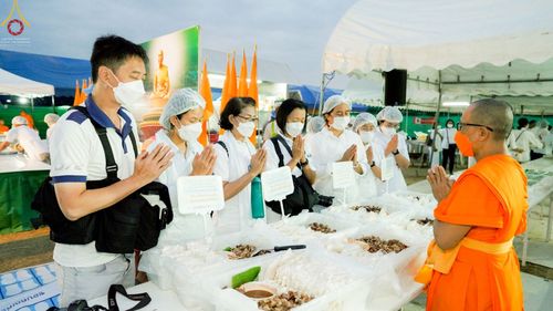 ภาพ No.70384:พิธีถวายภัตตาหารเป็นสังฆทาน แด่คณะพระธรรมยาตราฯ ในโครงการธรรมยาตราฯ ปีที่ 11 ณ อนุสรณ์สถานคลองบางนางแท่น อ.สามพราน จ.นครปฐม วันที่ 12 มกราคม พ.ศ. 2566