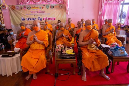 ภาพ No.73718:พิธีเจริญพระพุทธมนต์ ปฏิบัติธรรม มอบทุนการศึกษา ถวายสังฆทาน 106 วัด เพื่อถวายเป็นพุทธบูชา และขับเคลื่อนโครงการหมู่บ้านรักษาศีล 5  โดยคณะสงฆ์จังหวัดนนทบุรี คณะศิษยานุศิษย์วัดพระธรรมกาย โครงการธรรมยาตราฯ ปีที่ 11 ณ วัดตะเคียน อ.บางกรวย จ.นนทบุรี วันที่ 21 