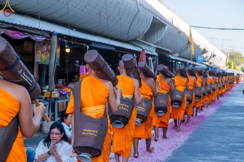 ภาพ No.105657:พิธีต้อนรับพระธรรมยาตรา ในโครงการธรรมยาตรากตัญญูบูชา มหาปูชนียาจารย์ พระมงคลเทพมุนี(สด จนฺทสโร) พระผู้ปราบมาร อนุสรณ์สถาน 7 แห่ง ปีที่ 12 วันที่ 3 มกราคม พ.ศ. 2567 ณ อนุสรณ์สถานโลตัสแลนด์ จ.สุพรรณบุรี