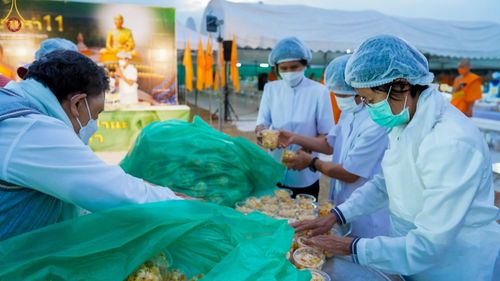 ภาพ No.69920:พิธีถวายภัตตาหารเป็นสังฆทาน แด่คณะพระธรรมยาตราฯ ในโครงการธรรมยาตราฯ ปีที่ 11 ณ อนุสรณ์สถานมหาวิหารพระมงคลเทพมุนี อ.สองพี่น้อง จ.สุพรรณบุรี วันที่ 9 มกราคม พ.ศ. 2566