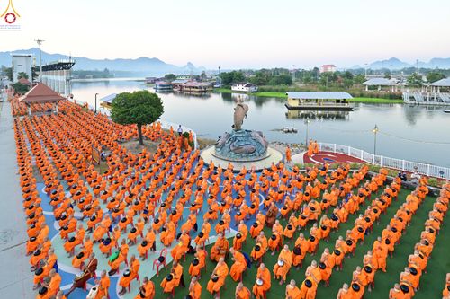 ภาพ No.284155:วันเสาร์ที่ 20 ธันวาคม พ.ศ.2568  พิธีตักบาตรพระ 10,000 รูป เนื่องในโอกาส 194 ปี จังหวัดกาญจนบุรี และอุทิศส่วนกุศลให้แด่บรรพชนทั้งหลาย บริเวณถนนสองแคว (Skywalk) เมืองกาญจนบุรี