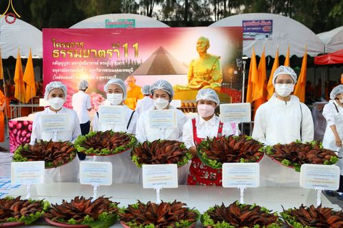 ภาพ No.69837:พิธีถวายภัตตาหารเป็นสังฆทาน แด่คณะพระธรรมยาตราฯ ในโครงการธรรมยาตราฯ ปีที่ 11 ณ อนุสรณ์สถานมหาวิหารพระมงคลเทพมุนี อ.สองพี่น้อง จ.สุพรรณบุรี วันที่ 7 มกราคม พ.ศ. 2566