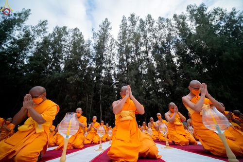 ภาพ No.69449:พิธีจุดประทีปถวายเป็นพุทธบูชา และบูชาธรรมมหาปูชนียาจารย์ ในโครงการธรรมยาตรากตัญญูบูชา มหาปูชนียาจารย์ พระมงคลเทพมุนี(สด จนฺทสโร) พระผู้ปราบมาร ปีที่ 11 ณ อนุสรณ์สถานมหาวิหารพระมงคลเทพมุนี อ.สองพี่น้อง จ.สุพรรณบุรี