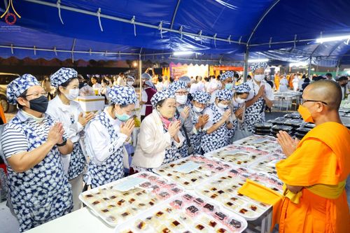 ภาพ No.74386:พิธีถวายภัตตาหารเป็นสังฆทาน แด่คณะพระธรรมยาตราฯ ในโครงการธรรมยาตรากตัญญูบูชา มหาปูชนียาจารย์ พระมงคลเทพมุนี(สด จนฺทสโร) พระผู้ปราบมาร อนุสรณ์สถาน 7 แห่ง ปีที่ 11 วันที่ 26 มกราคม พ.ศ. 2566
