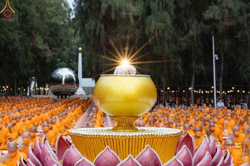 ภาพ No.69333:พิธีจุดประทีปถวายเป็นพุทธบูชา และบูชาธรรมมหาปูชนียาจารย์ ในโครงการธรรมยาตรากตัญญูบูชา มหาปูชนียาจารย์ พระมงคลเทพมุนี(สด จนฺทสโร) พระผู้ปราบมาร ปีที่ 11 ณ อนุสรณ์สถานมหาวิหารพระมงคลเทพมุนี อ.สองพี่น้อง จ.สุพรรณบุรี