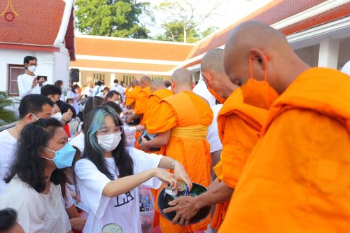 ภาพ No.73671:พิธีตักบาตรพระธรรมยาตราฯ ในโครงการธรรมยาตรากตัญญูบูชา มหาปูชนียาจารย์ พระมงคลเทพมุนี(สด จนฺทสโร) พระผู้ปราบมาร ปีที่ 11 ณ อนุสรณ์สถานลำดับที่ 4 สถานที่เกิดด้วยกายธรรม วัดโบสถ์ (บน) บางคูเวียง อ.บางกรวย จ.นนทบุรี วันที่ 22 มกราคม พ.ศ. 2566