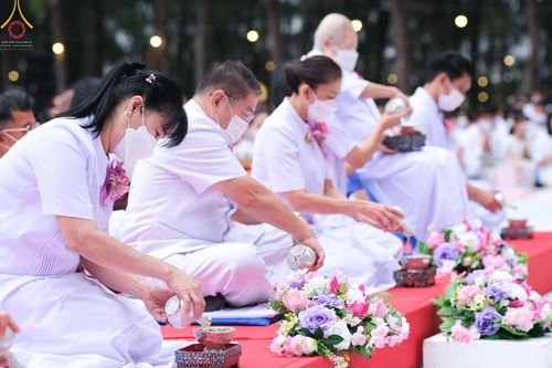 ภาพ No.69590:พิธีตักบาตรพระธรรมยาตราฯ ในโครงการธรรมยาตรากตัญญูบูชา มหาปูชนียาจารย์ พระมงคลเทพมุนี(สด จนฺทสโร) พระผู้ปราบมาร ปีที่ 11 ณ อนุสรณ์สถานลำดับที่ 1 สถานที่เกิดด้วยรูปกายเนื้อ อนุสรณ์สถานมหาวิหารพระมงคลเทพมุนี อ.สองพี่น้อง จ.สุพรรณบุรี