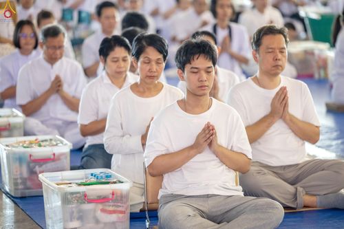 ภาพ No.327916:วันที่ 3 พฤษภาคม พ.ศ.2569 พิธีตักบาตร ข้าวสารอาหารแห้ง ณ บ้านแก้วเรือนทองคุณยายอาจารย์ฯ วัดพระธรรมกาย