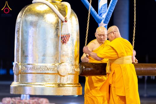 ภาพ No.286747:วันอาสาฬหบูชา วันพฤหัสบดีที่ 10 กรกฏาคม พ.ศ.2568  พิธีเวียนประทักษิณรอบพระมหาธรรมกายเจดีย์ , พิธีฉลองชัยสวดมนต์บทธัมมจักกัปปวัตตนสูตร ครบ 7,520,000,000 จบ ณ มหารัตนวิหารคด วัดพระธรรมกาย