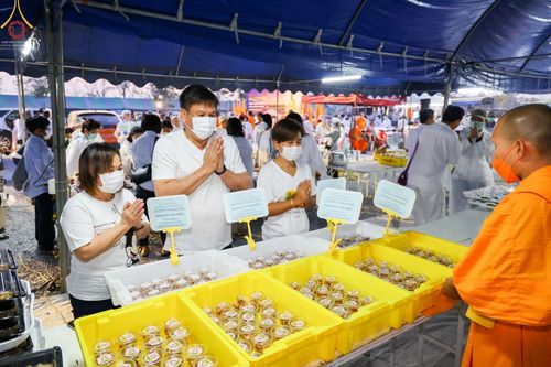 ภาพ No.74513:พิธีถวายภัตตาหารเป็นสังฆทาน แด่คณะพระธรรมยาตราฯ ในโครงการธรรมยาตรากตัญญูบูชา มหาปูชนียาจารย์ พระมงคลเทพมุนี(สด จนฺทสโร) พระผู้ปราบมาร อนุสรณ์สถาน 7 แห่ง ปีที่ 11 วันที่ 27 มกราคม พ.ศ. 2566