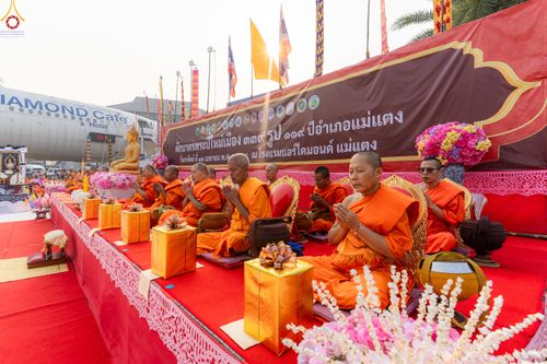 ภาพ No.321045:วันอาทิตย์ที่ ๑๒ เมษายน พ.ศ ๒๕๖๙ พิธีตักบาตรปี๋ใหม่เมืองพระภิกษุสงฆ์ ๓๓๙ รูป  อุทิศถวายพระราชกุศลสมเด็จพระนางสิริกิติ์  พระบรมราชินีนาถ พระบรมราชชนนีพันปีหลวง และฉลองเมืองแม่แตงครบรอบ ๑๑๙ ปี ณ ลานโรงแรมแอร์ไดมอนด์ อำเภอแม่แตง จังหวัดเชียงใหม่