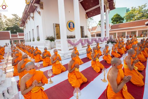 ภาพ No.73390:พิธีจุดประทีปถวายเป็นพุทธบูชา และบูชาธรรมมหาปูชนียาจารย์ ในโครงการธรรมยาตรากตัญญูบูชา มหาปูชนียาจารย์ พระมงคลเทพมุนี(สด จนฺทสโร) พระผู้ปราบมาร ปีที่ 11 ณ อนุสรณ์สถานลำดับที่ 4 สถานที่เกิดด้วยกายธรรม วัดโบสถ์ (บน) บางคูเวียง อ.บางกรวย จ.นนทบุรี วันที่ 21 