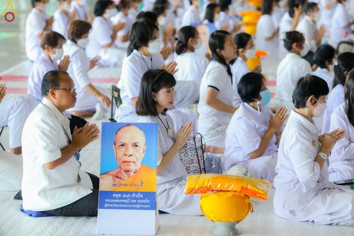 ภาพ No.63901:พิธีขอขมาและมอบผ้าไตรแด่นาคธรรมทายาท โครงการอุปสมบทบูชาธรรมมหาปูชนียาจารย์ วันอาทิตย์ที่ 20 พฤศจิกายน พ.ศ. 2565