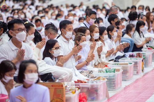 ภาพ No.69681:พิธีตักบาตรพระธรรมยาตราฯ ในโครงการธรรมยาตรากตัญญูบูชา มหาปูชนียาจารย์ พระมงคลเทพมุนี(สด จนฺทสโร) พระผู้ปราบมาร ปีที่ 11 ณ อนุสรณ์สถานลำดับที่ 1 สถานที่เกิดด้วยรูปกายเนื้อ อนุสรณ์สถานมหาวิหารพระมงคลเทพมุนี อ.สองพี่น้อง จ.สุพรรณบุรี