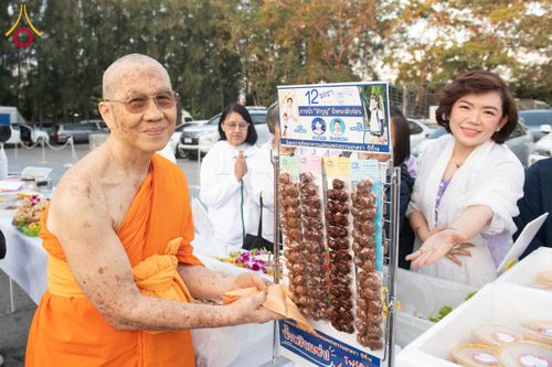 ภาพ No.292613:วันที่ 12 มกราคม พ.ศ. 2569 พิธีถวายภัตตาหารเป็นสังฆทาน แด่พระธรรมยาตรา ณ อนุสรณ์สถานมหาวิหารพระมงคลเทพมุนี (โลตัสแลนด์) อ.สองพี่น้อง จ.สุพรรณบุรี ในโครงการธรรมยาตรา กตัญญูบูชา มหาปูชนียาจารย์ พระมงคลเทพมุนี(สด จนฺทสโร) พระผู้ปราบมาร อนุสรณ์สถาน 7 แห่ง ปี