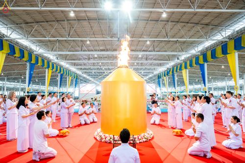 ภาพ No.286393:วันอาทิตย์ที่ 13 กรกฎาคม พ.ศ.2568 พิธีปฎิบัติธรรม และพิธีจุดเทียนใจ ไฟนิรันดร์ อนันตชัย ณ สภาธรรมกายสากล วัดพระธรรมกาย