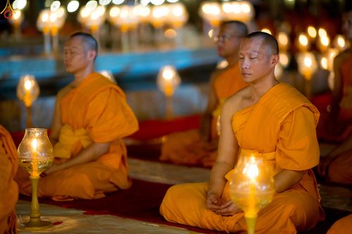 ภาพ No.290194:วันที่ 6 มกราคม พ.ศ. 2569 พิธีจุดประทีปถวายเป็นพุทธบูชา และบูชาธรรมมหาปูชนียาจารย์ (ภาพชุดที่ 2) ณ อนุสรณ์สถานมหาวิหารพระมงคลเทพมุนี (โลตัสแลนด์) อ.สองพี่น้อง จ.สุพรรณบุรี ในโครงการธรรมยาตรา กตัญญูบูชา มหาปูชนียาจารย์ พระมงคลเทพมุนี(สด จนฺทสโร) พระผู้ปรา