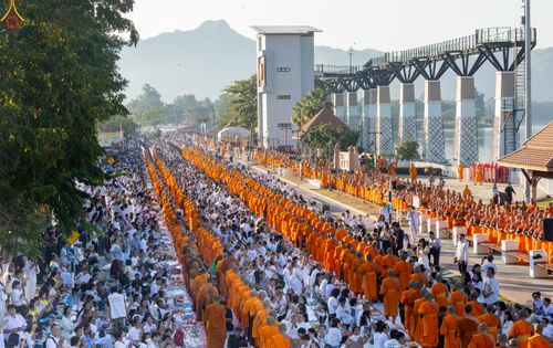 ภาพ No.282696:วันเสาร์ที่ 20 ธันวาคม พ.ศ.2568 พิธีตักบาตรพระ 10,000 รูป (ชุด 2) เนื่องในโอกาส 194 ปี จังหวัดกาญจนบุรี และอุทิศส่วนกุศลให้แด่บรรพชนทั้งหลาย บริเวณถนนสองแคว (Skywalk) เมืองกาญจนบุรี