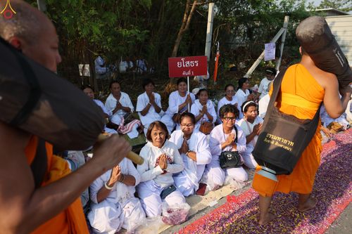 ภาพ No.295159:วันที่ 14 มกราคม พ.ศ. 2569 พิธีต้อนรับพระธรรมยาตรา อนุสรณ์สถานลำดับที่ 4  สถานที่เกิดด้วยกายธรรม ณ วัดโบสถ์บน ต.บางคูเวียง จ.นนทบุรี ในโครงการธรรมยาตรา กตัญญูบูชา มหาปูชนียาจารย์ พระมงคลเทพมุนี(สด จนฺทสโร) พระผู้ปราบมาร อนุสรณ์สถาน 7 แห่ง ปีที่ 14