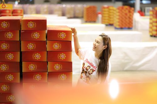 ภาพ No.322067:วันที่ 12 -13 เมษายน พ.ศ.2569 การเตรียมกล่องไทยธรรม + การขนย้ายเก้าอี้ เพื่องานถวายมหาสังฆทาน 40,000 กว่าวัดทั่วประเทศ วันคุ้มครองโลก 22 เมษายน พ.ศ.2569 วัดพระธรรมกาย