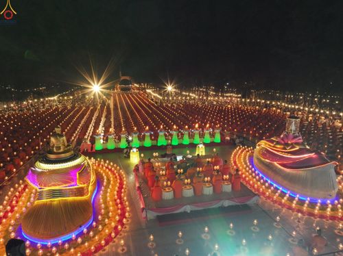 ภาพ No.289134:วันที่ 6 มกราคม พ.ศ. 2569 พิธีจุดประทีปถวายเป็นพุทธบูชา และบูชาธรรมมหาปูชนียาจารย์ ณ อนุสรณ์สถานมหาวิหารพระมงคลเทพมุนี (โลตัสแลนด์) อ.สองพี่น้อง จ.สุพรรณบุรี ในโครงการธรรมยาตรา กตัญญูบูชา มหาปูชนียาจารย์ พระมงคลเทพมุนี(สด จนฺทสโร) พระผู้ปราบมาร อนุสรณ์สถ