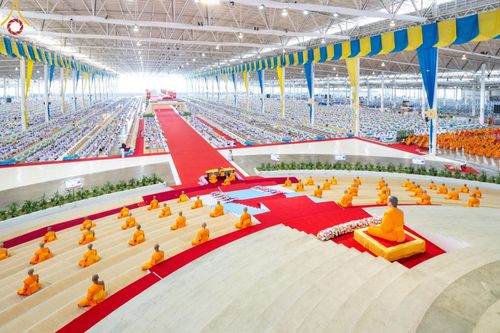 ภาพ No.60426:การต้อนรับพระสังฆาธิการ 10,000 กว่าวัดทั่วประเทศ พิธีมอบปัจจัยช่วยเหลือครู 4 จังหวัดชายแดนภาคใต้ พิธีปฏิบัติธรรม ในวันคุ้มครองโลก วันจันทร์ที่ 22 เมษายน พ.ศ.2567 ณ วัดพระธรรมกาย จ.ปทุมธานี