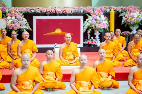 ภาพ No.227809:วันเสาร์ที่ 31 พฤษภาคม พ.ศ.2568 พิธีถวายผ้าไตรแด่สามเณรผู้เข้ารับการอุปสมบท , พิธีอุปสมบทสามเณรเตรียม DCI วัดพระธรรมกาย จ.ปทุมธานี