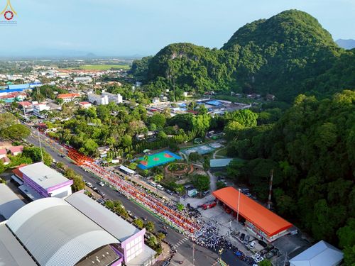 ภาพ No.235261:วันอาทิตย์ที่ 27 กรกฎาคม พ.ศ. 2568 พิธีตักบาตรพระ1,000 รูป ทำบุญเมืองพัทลุง ประธานสงฆ์ พระปริยัติวชิโรดม  เจ้าคณะจังหวัดพัทลุง ประธานฆราวาส นายรัฐศาสตร์ ชิดชู  ผู้ว่าราชการจังหวัดพัทลุง