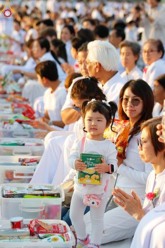 ภาพ No.187844:พิธีตักบาตรฉลองพระใหม่ ต้อนรับพุทธศักราช 2568 ณ ลานธรรมพระมหาธรรมกายเจดีย์ วัดพระธรรมกาย จ.ปทุมธานี วันที่ 1 มกราคม พ.ศ. 2568