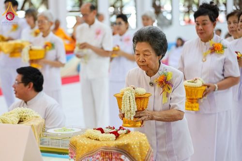 ภาพ No.160909:พิธีเจริญพระพุทธมนต์ และปิดแผ่นทองรูปเหมือน พระเดชพระคุณพระมงคลเทพมุนี (สด จนฺทสโร) พระผู้ปราบมาร จำนวน 3 องค์ วันเสาร์ที่ 5 ตุลาคม พ.ศ. 2567 ณ อาคารปลูกศรัทธา 2 (ชานชลาเดิม) วัดพระธรรมกาย อ.คลองหลวง จ.ปทุมธานี