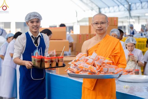 ภาพ No.58928:V.40 ภัตตาหารพระหมื่นวัด เราจัดให้ การปฏิบัติงานของเจ้าหน้าที่และอาสาสมัคร เพื่อรับบุญในการถวายภัตตาหาร แด่คณะสงฆ์ 10,000 กว่าวัดทั่วประเทศ ที่มาร่วมงานวันคุ้มครองโลก จันทร์ที่ 22 เมษายน พ.ศ. 2567 ณ วัดพระธรรมกาย