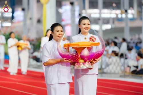 ภาพ No.134412:พิธีทอดผ้าป่าสมทบ มหาสังฆทาน 10,000 วัด ทั่วไทย วันอาทิตย์ต้นเดือนที่ 7 เมษายน พ.ศ.2567 ณ ห้องแก้วสารพัดนึก 1 สภาธรรมกายสากล  วัดพระธรรมกาย จ.ปทุมธานี