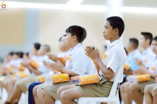 ภาพ No.246026:วันเสาร์ที่ 13 กันยายน พ.ศ. 2568 พิธีมอบผ้าไตรประธานกฐินสัมฤทธิ์เด็กดี V-Star ณ สภาธรรมกายสากล วัดพระธรรมกาย