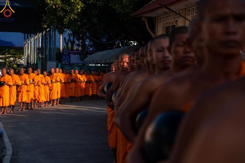ภาพ No.197748:พิธีตักบาตรพระธรรมยาตรา ณ อนุสรณ์สถานลำดับที่ 4 สถานที่เกิดด้วยกายธรรม วัดโบสถ์(บน) ต.บางคูเวียง จ.นนทบุรี ในโครงการธรรมยาตรา กตัญญูบูชา มหาปูชนียาจารย์ พระมงคลเทพมุนี(สด จนฺทสโร) พระผู้ปราบมาร อนุสรณ์สถาน 7 แห่ง ปีที่ 13 วันที่ 19 มกราคม พ.ศ. 2568