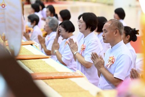 ภาพ No.233877:วันเสาร์ที่ 19 กรกฎาคม พ.ศ.2568 วันมหารำลึก ครั้งที่ 35 พิธีรำลึกถึงนักสร้างบารมี , พิธีสวดพระพุทธมนต์ , พิธีทอดผ้าบังสกุลและถวายไทยธรรม วัดพระธรรมกาย