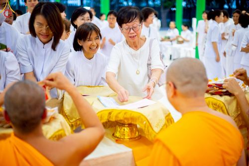 ภาพ No.214880:พิธีต้อนรับสัญญาบัตร พัดยศ พระราชวิเทศวชิรเวที (บัณฑิต วรปญฺโญ) เจ้าอาวาสวัดพระธรรมกายสกอตแลนด์ สหราชอาณาจักร ผู้ช่วยเจ้าอาวาสวัดพระธรรมกาย ณ อุโบสถพระไตรปิฏก วัดพระธรรมกาย