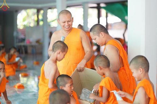 ภาพ No.61179:สามเณรออกบิณฑบาต และกิจกรรมอบรมสามเณร ในโครงการบรรพชาสามเณรฟื้นฟู พระพุทธศาสนาทั่วไทย ณ ศูนย์อบรมที่พักสงฆ์บ้านร่มเย็น จ.นราธิวาส วันที่ 2-15 เมษายน พ.ศ. 2567