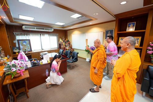 ภาพ No.150910:พิธีเจริญพระพุทธมนต์ และทำบุญตักบาตรแด่คณะสงฆ์ จำนวน 121 รูป เนื่องในโอกาสฉลองครบรอบ 120 ปี อำเภอคลองหลวง จังหวัดปทุมธานี เพื่อถวายเป็นพุทธบูชา ช่วยเหลือผู้ประสบความเดือดร้อนจากอุทกภัย และคณะสงฆ์ 323 วัด 4 จังหวัดชายแดนภาคใต้ วันเสาร์ที่ 31 สิงหาคม พ.ศ. 