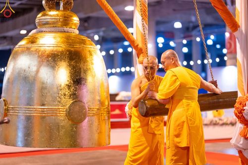 ภาพ No.154921:พิธีจุดประทีป, พิธีฉลองชัยสวดมนต์บทธัมมจักกัปปวัตนสูตร ณ มหารัตนวิหารคด วัดพระธรรมกาย วันอังคารที่ 17 กันยายน พ.ศ. 2567