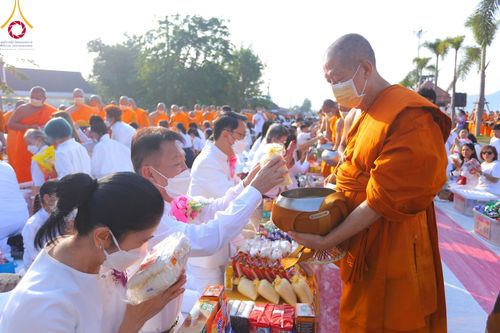 ภาพ No.101928:ตักบาตรพระ 10,000 รูป เติมบุญให้แผ่นดิน เนื่องในโอกาส 192 ปี จังหวัดกาญจนบุรี หนึ่งในโครงการตักบาตรพระ 2,000,000 รูป  77 จังหวัดทุกวัดทั่วไทย วันจันทร์ที่ 11 ธันวาคม พ.ศ. 2566 บริเวณถนนสองแคว (SKY WALK) เมืองกาญจนบุรี