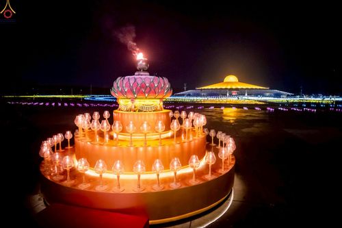 ภาพ No.244318:วันที่ 7 กันยายน พ.ศ. 2568 พิธีจุดประทีป วันครูผู้ค้นพบวิชชาธรรมกาย ณ ลานธรรมฯ และวิหารคด วัดพระธรรมกาย